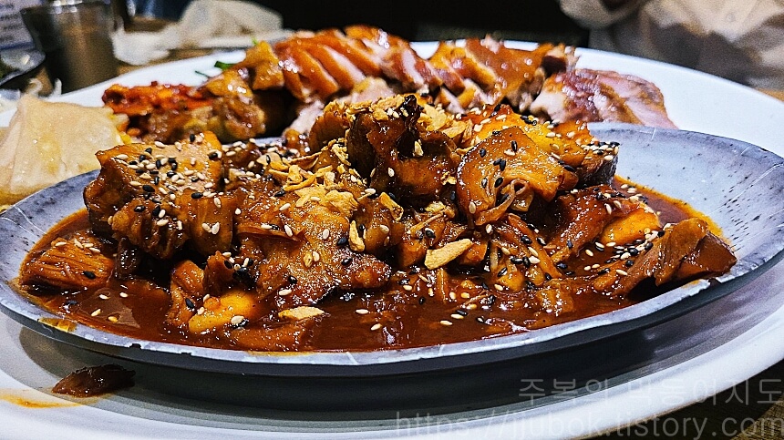 족이맛있는-사또족발-매운-불족발