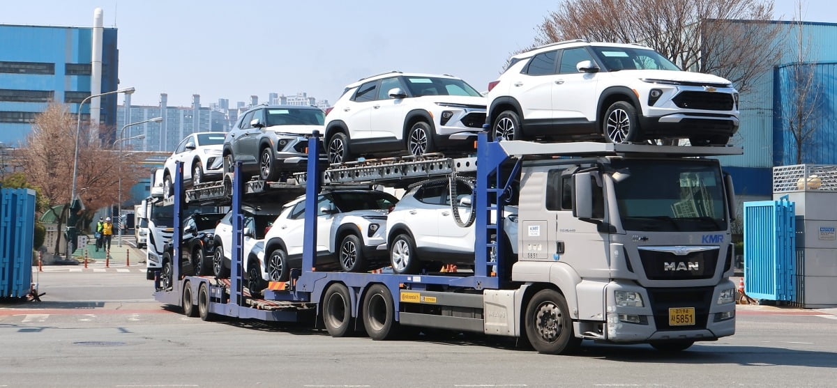 한국GM 부평공장에서 차량이 출고되고 있다.