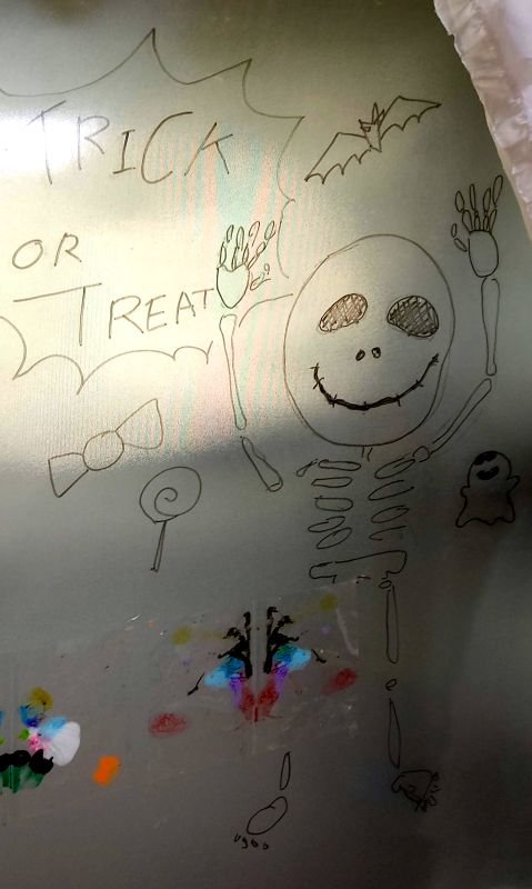 아이방 유리창에 보드마카로 해골을그려넣은사진