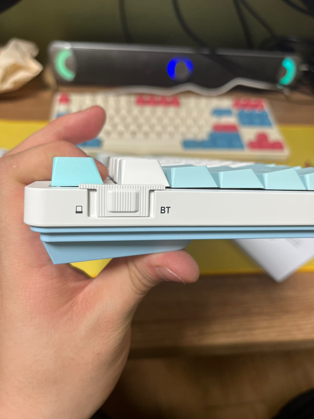 [ 다얼유 무선 기계식 키보드 저소음 머스타드축(적축)] 좌측 전원 OFF 및 모드 변경