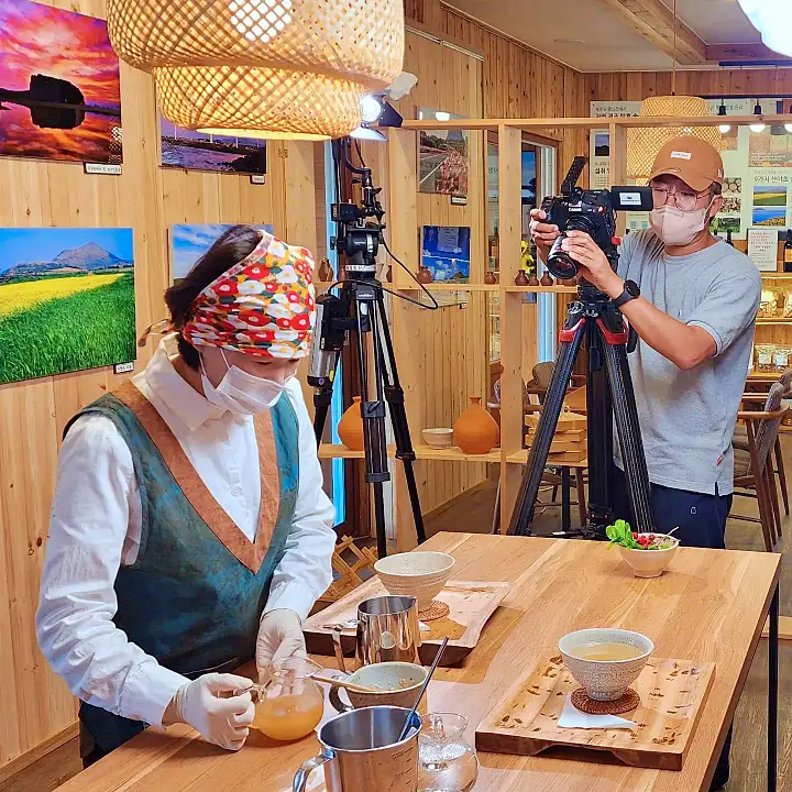 제주의 맛과 이야기를 담은 경치 비경 갤러리 카페 건강 음료 발효 천문동 백하수오 꿀차 제주 한림 애월 맛집