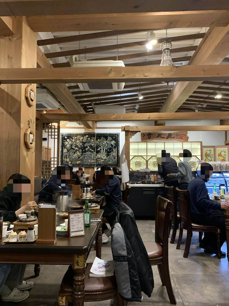 중앙 테이블자리