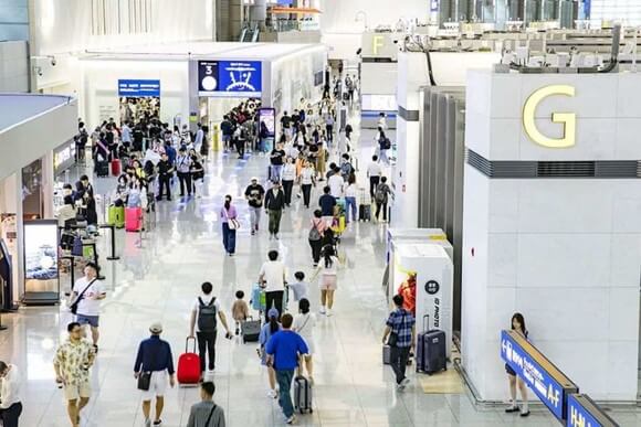해외여행-첫-관문-인천공항에-사람들이-캐리어를-들고-붐비는-장면