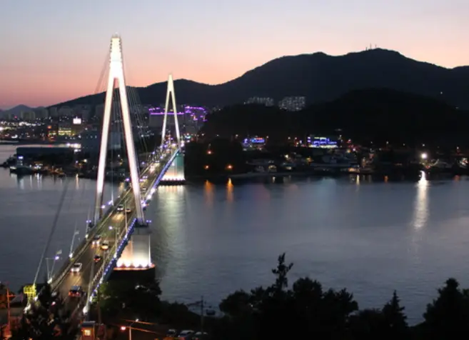 밤 바다위에서 운행중인 해상 케이블카