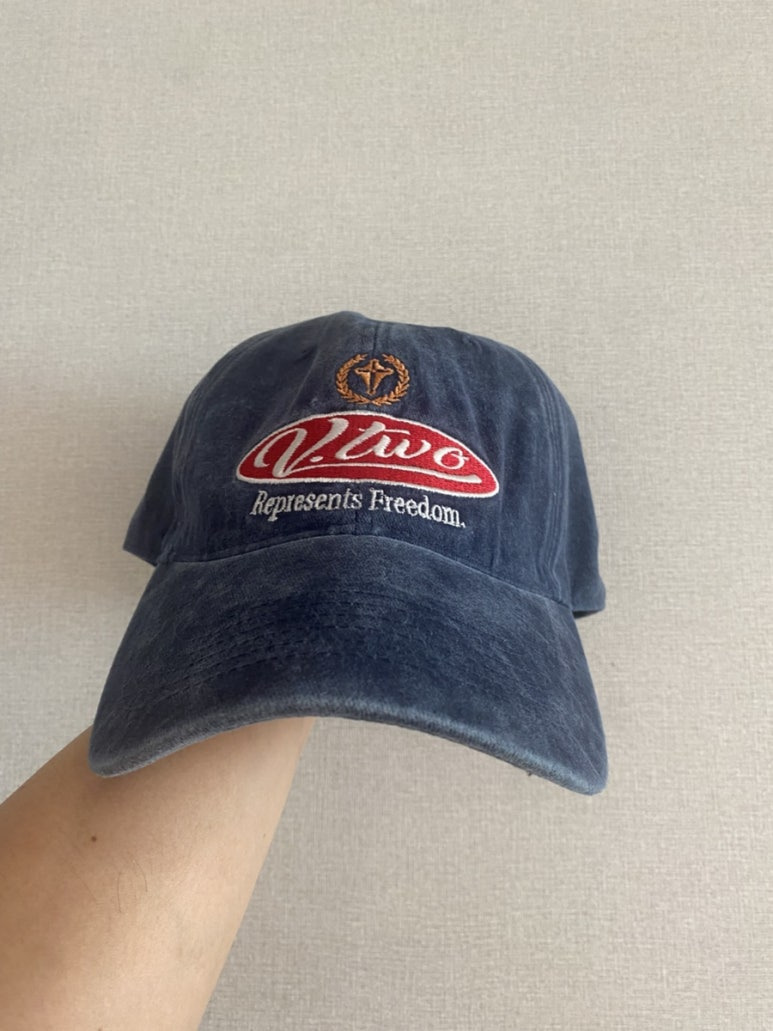 브이투(VTWO) 시그니처 스톤 워시드 빈티지 볼캡 모자 네이비