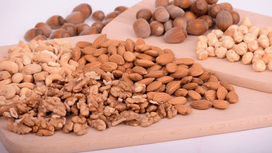 아몬드와 함께 여러가지 견과류가 모여 있다.