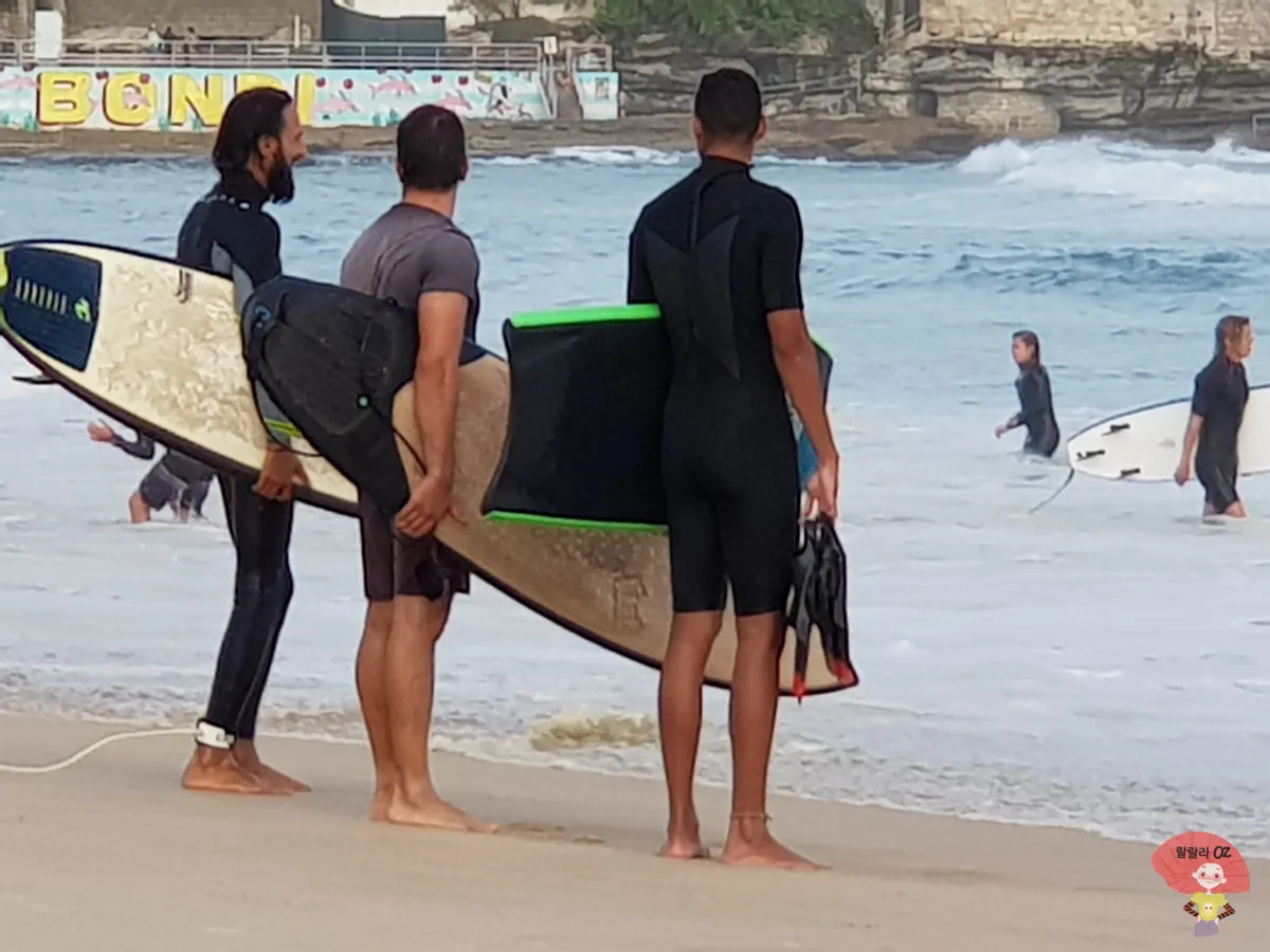 호주-시드니-본다이-비치-폼나는-서퍼들
