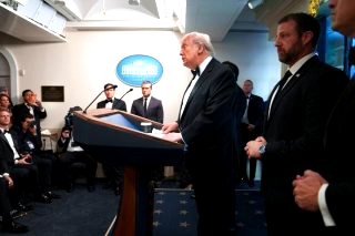 백악관 만찬 총격 아수라장 트럼프 피신 (영상)