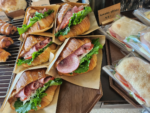 제이사이트 진열대 크루아상 샌드위치와 치아바타 샌드위치가 놓여 있음