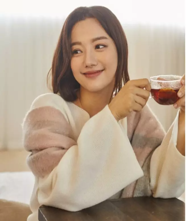 미소짓는-여자