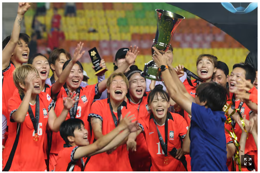 한국여자축구대표팀ㅇ 우승컵을 들고 환호하고 있는 모숩