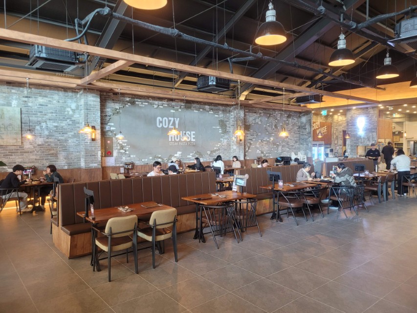 넓은 홀과 좌석 배치