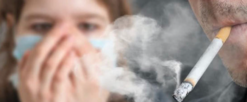 담배피는사람과-코막고있는여성