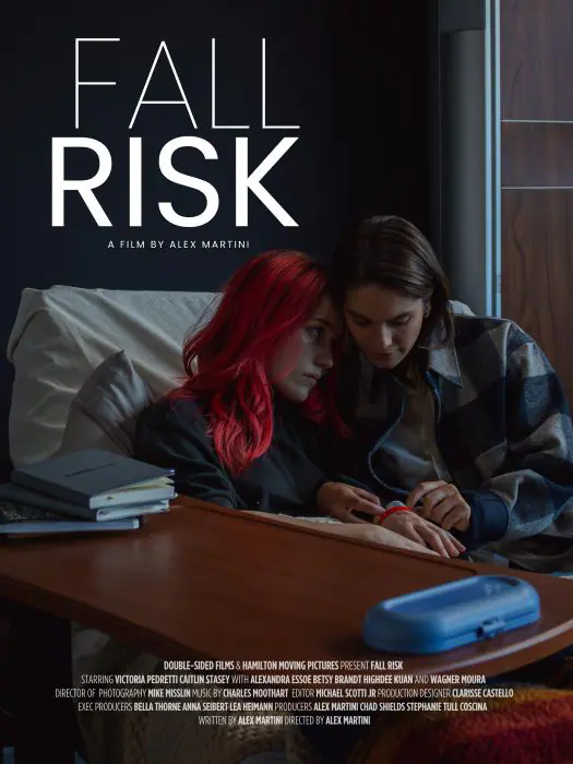 단편 영화 Fall Risk 리뷰: 다발성 경화증과 '신뢰의 추락', 취약성을 노린 심리 스릴러