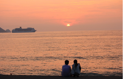 석양을 바라보는 두 노인