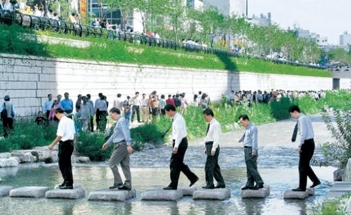 글의 이해를 돕기 위한 직장인 점심 식사 후 산책 이미지