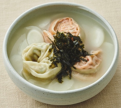 한국의 떡 종류 떡만둣국-사골 떡만둣국