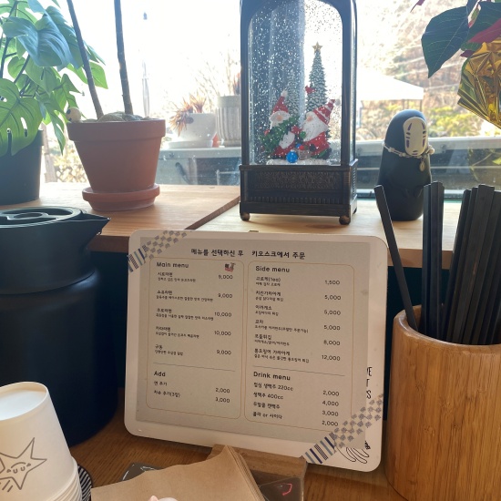 메뉴판에 라면 종류와 가격이 적혀 있습니다.