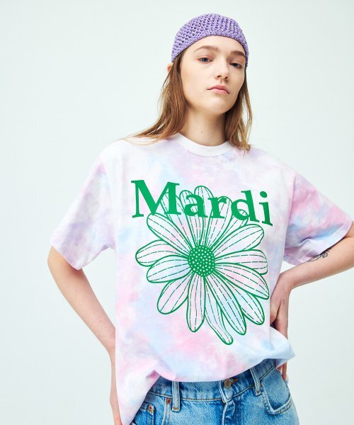 2022년 유행한 mardi 티셔츠를 입은 모델