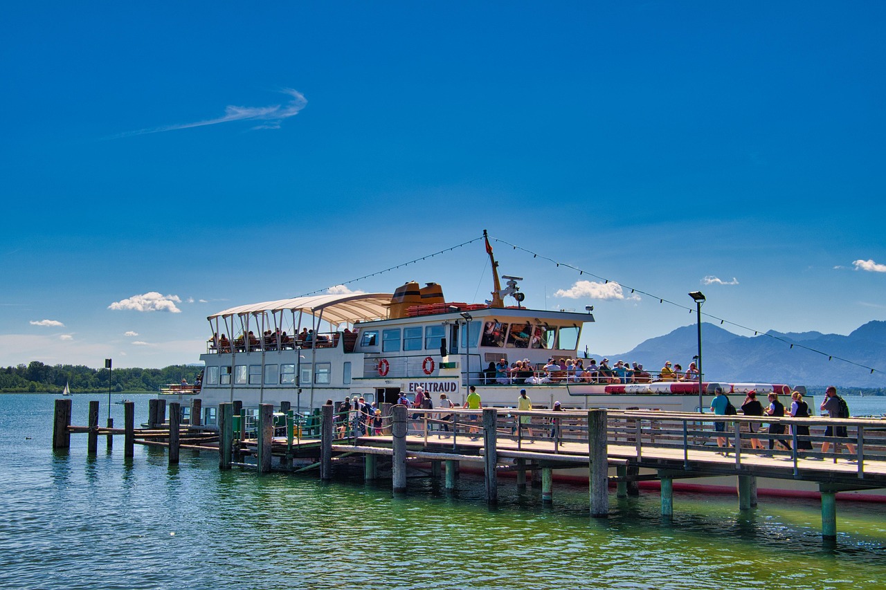 여객선에 탑승하는 사람들