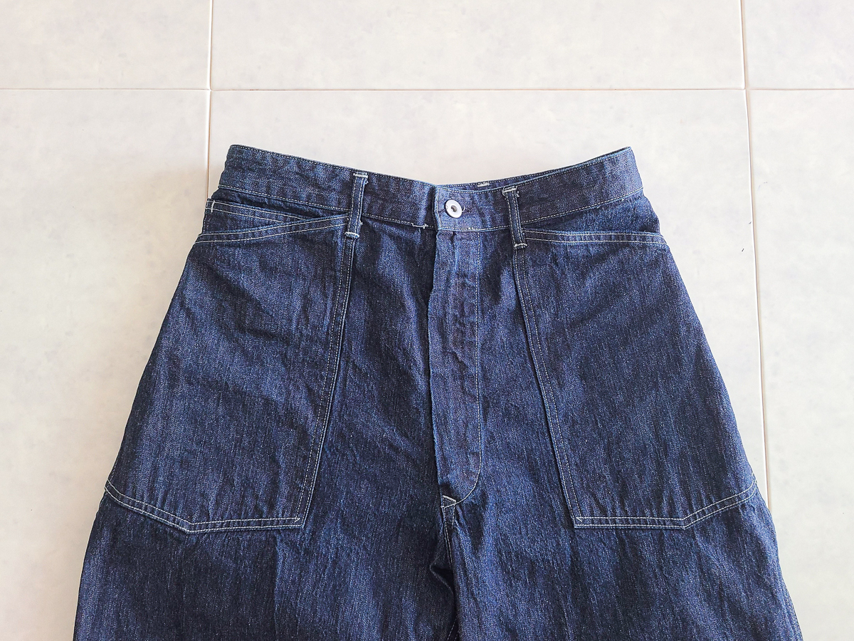 클래식한 베이커 팬츠 형태