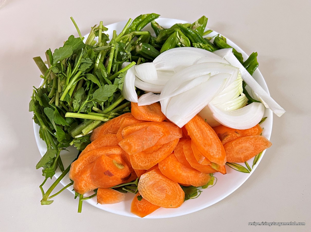 꽈리고추 어묵(오뎅)볶음에 들아갈 손질된 야채 모음(당근, 양파, 미나리, 꽈리고추)