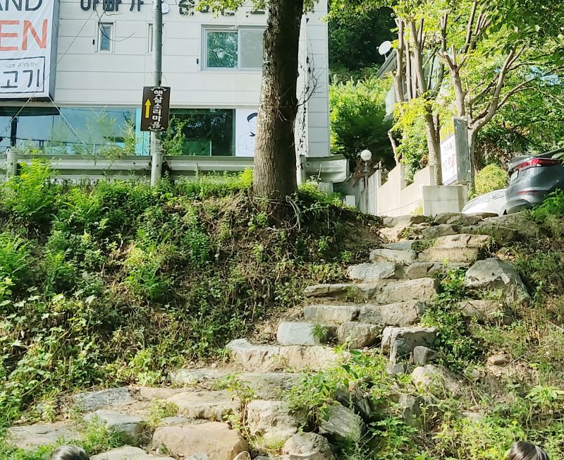 계곡으로 내려갈수있는 계단