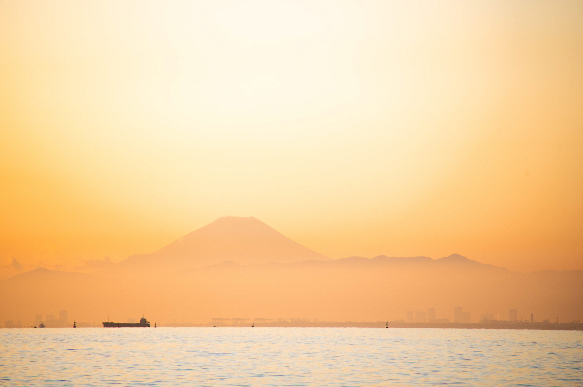 치바에 있는 마쿠하리 해변에서 바라본 후지산의 모습입니다. 날씨가 좋은 날에는 더욱 뚜렷한 모습의 후지산을 볼 수 있습니다.