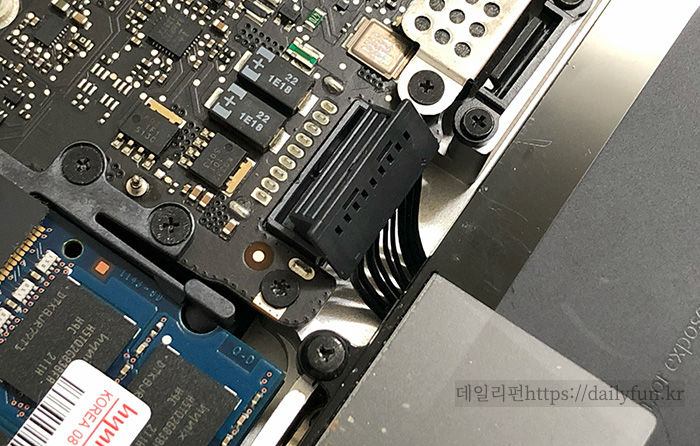 맥북프로 2011 15인치 배터리 케이블 해제