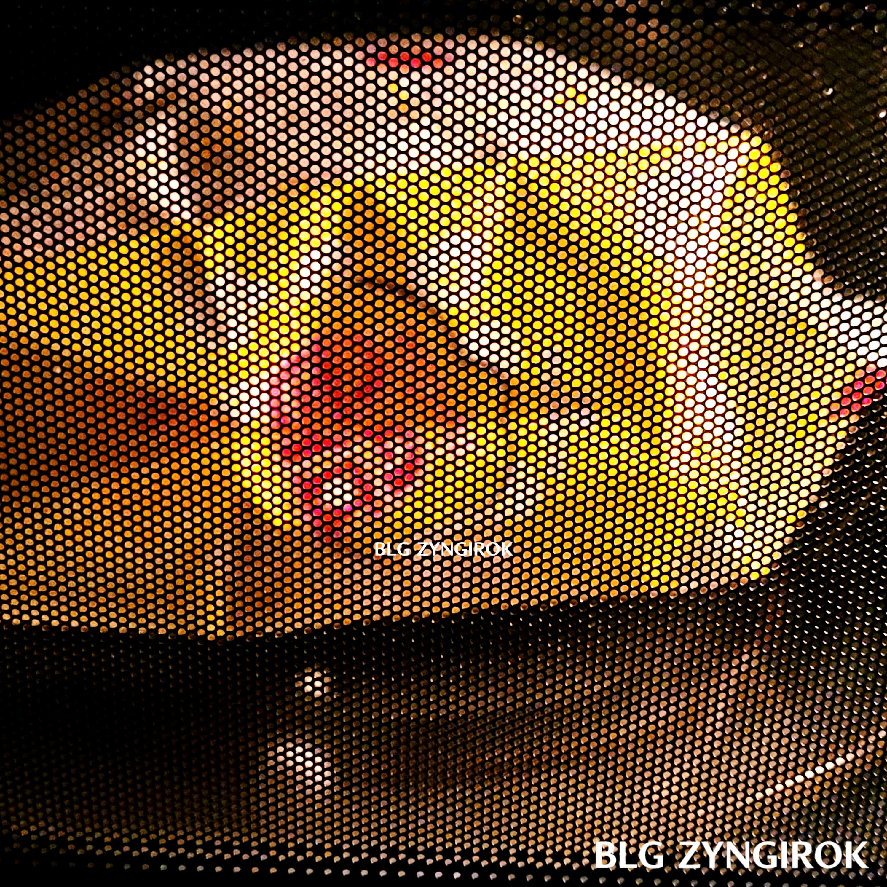 노브랜드 팝콘이 전자레인지에서 조리가 완료되어 가는 모습이다. 봉투가 부풀어 오른 모습이다.