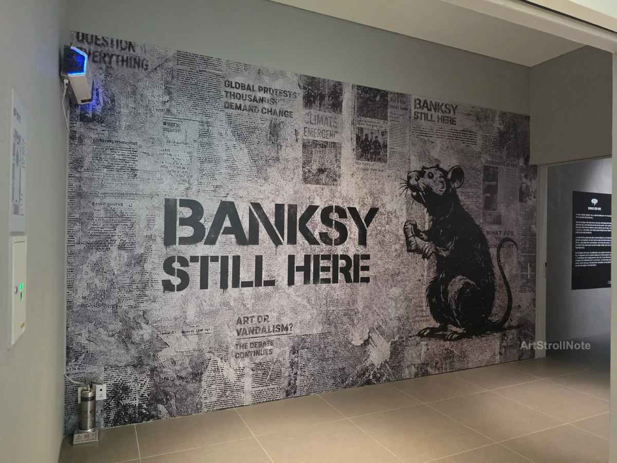 《BANKSY: STILL HERE》 전시회 입구 전경-ArtStrollNote