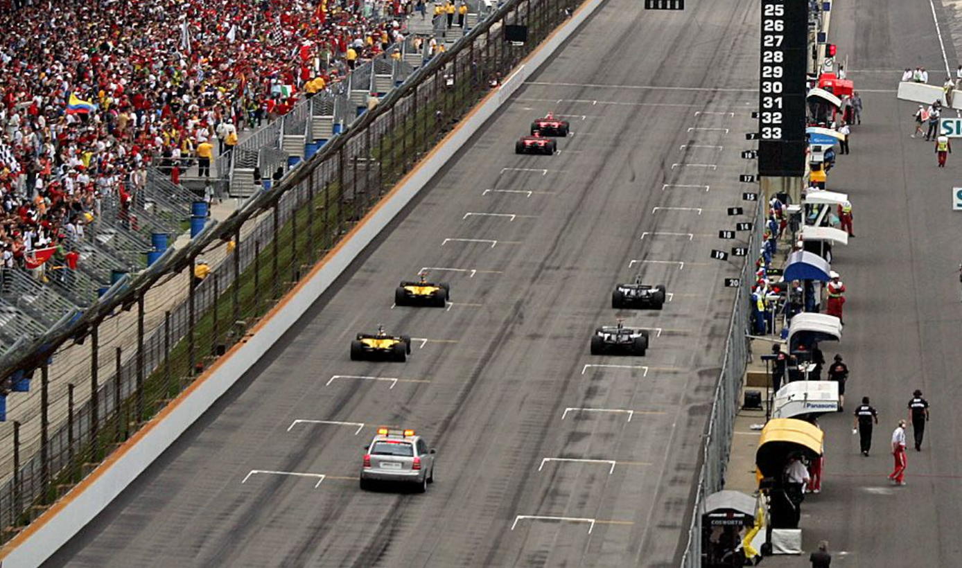 2005년 미국 GP에서 보이콧으로 3팀 6대 머신만 그리드에 서 있는 모습