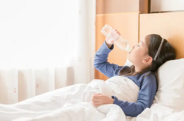 수분을 보충하는 아이