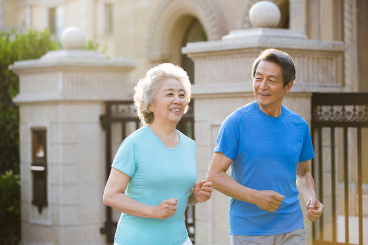 운동하는 노인 2명이 즐겁게 뛰고 있다.