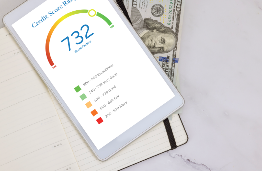 태블릿에 신용점수가 표시되어 있다.