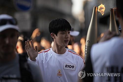 방탄소년단 진 성화봉송