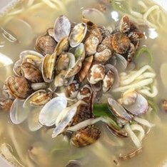 잡은-조개로-끓인-해물-수제비