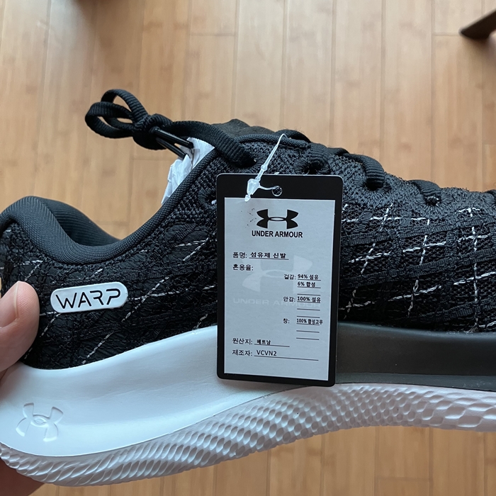 언더아머 플로우 벨로시티 윈드 2 러닝화 측면에 부착된 상품 태그 앞면 &ndash; 모델명&amp;#44; 사이즈&amp;#44; 색상&amp;#44; 원산지 정보 표시