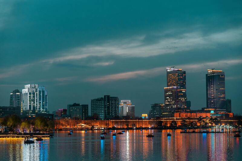 첸장신청 일대의 화려한 빌딩 야경이 강물 위에 반사되어 반짝이는 모습