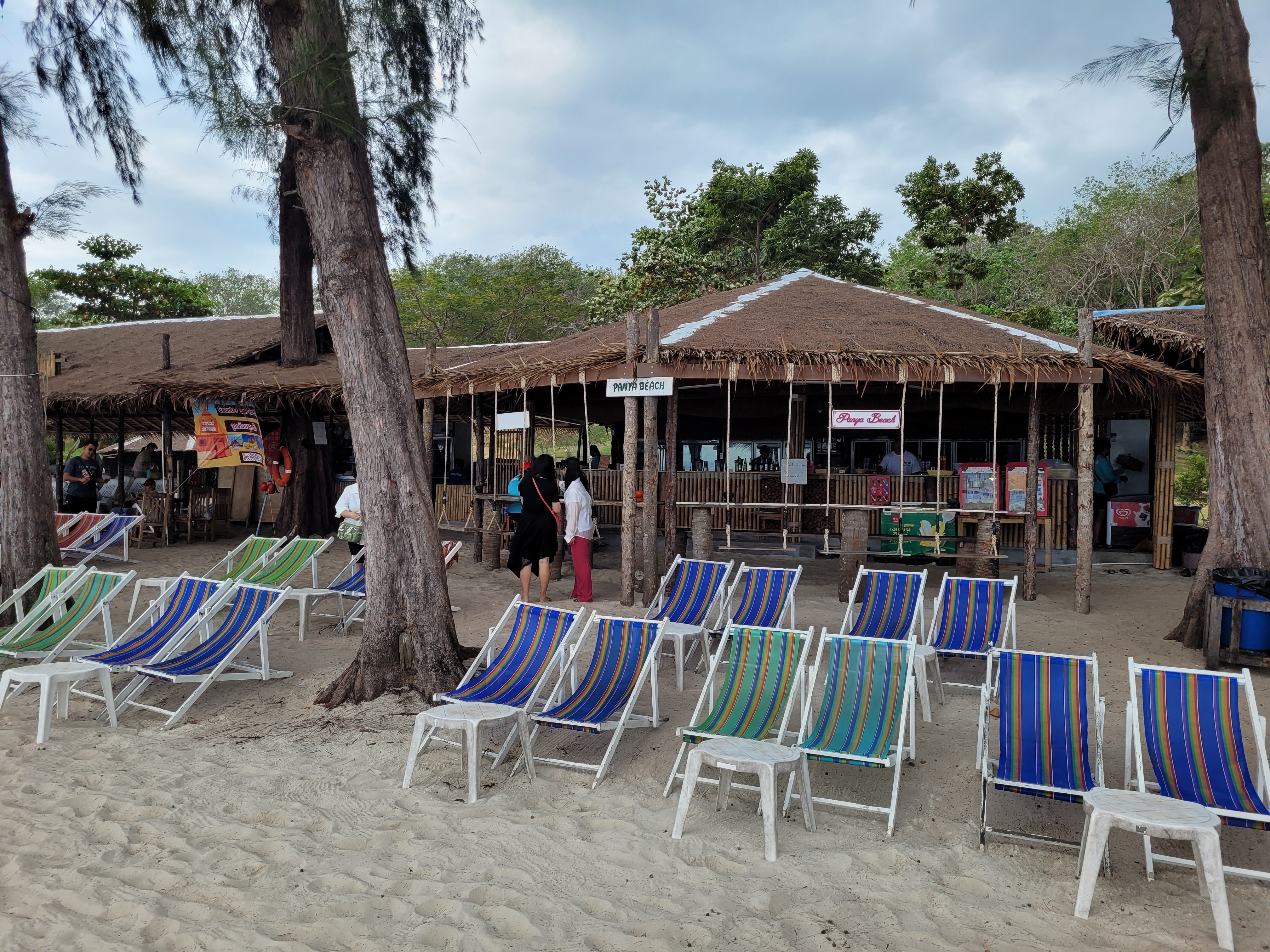 Panya Beach의 의자들