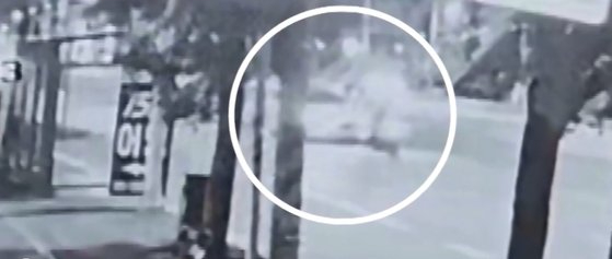 배달일을 마치고 오토바이를 이용해 퇴근하던 20대 연인이 신호를 무시하고 달려온 외제차에 뺑소니를 당하는 일이 발생했다. 사진은 폐쇄회로(CC)TV에 담긴 사고 당시 모습. [사진=SBS]