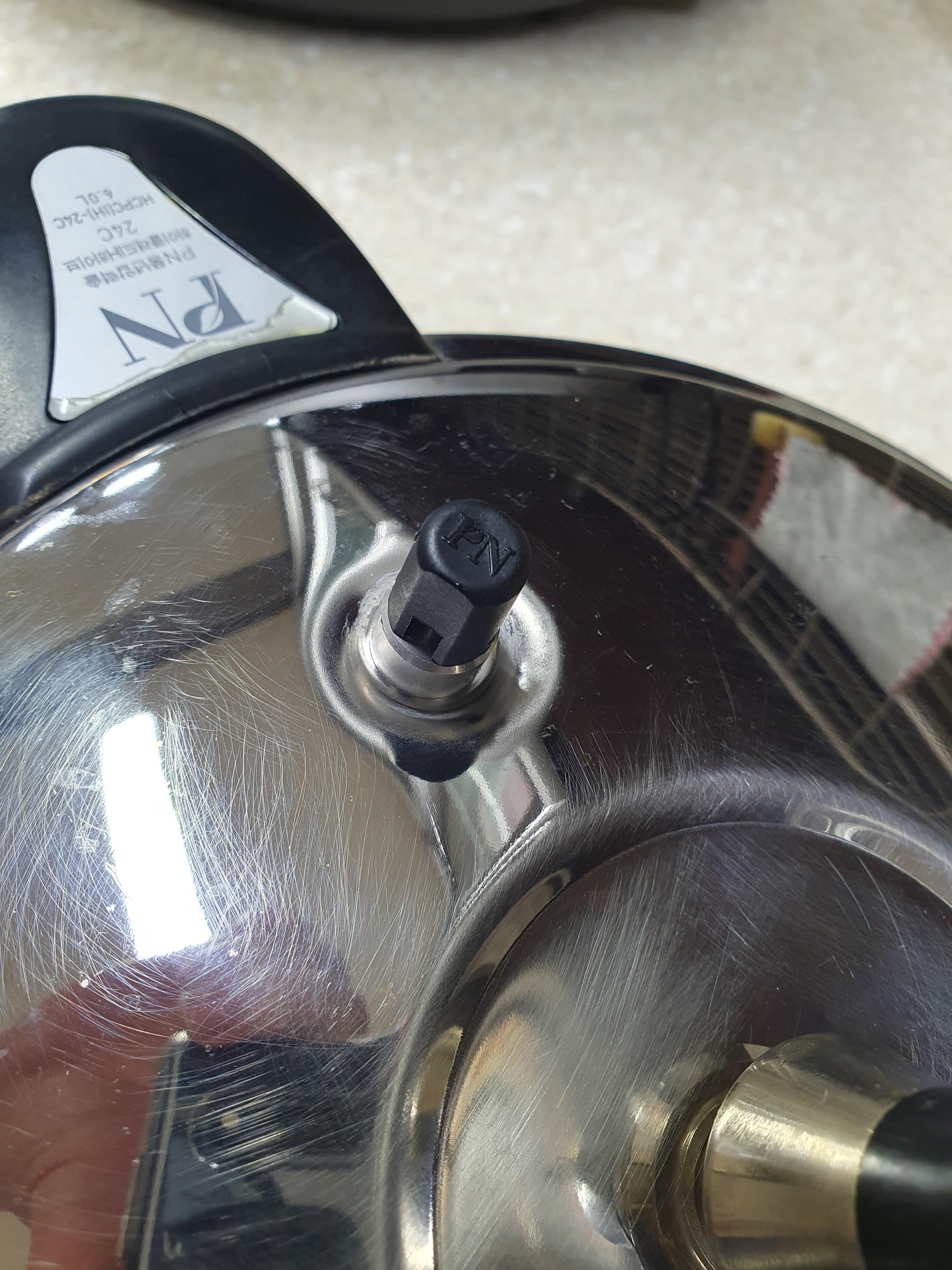 이게 바로 AS 받은 밥솥 압력조절 추입니다.