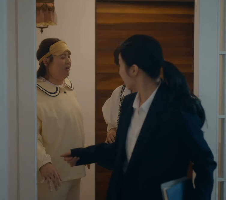 동희의 집으로 들어오는 부동산 업체와 손님