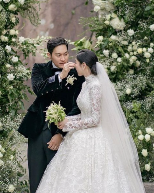 김윤지가 남편 최우성과 결혼식장에서 환하게 웃는 신랑 신부 모습