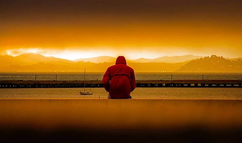 바닷가에서-노을진-하늘을-바라보는-모습