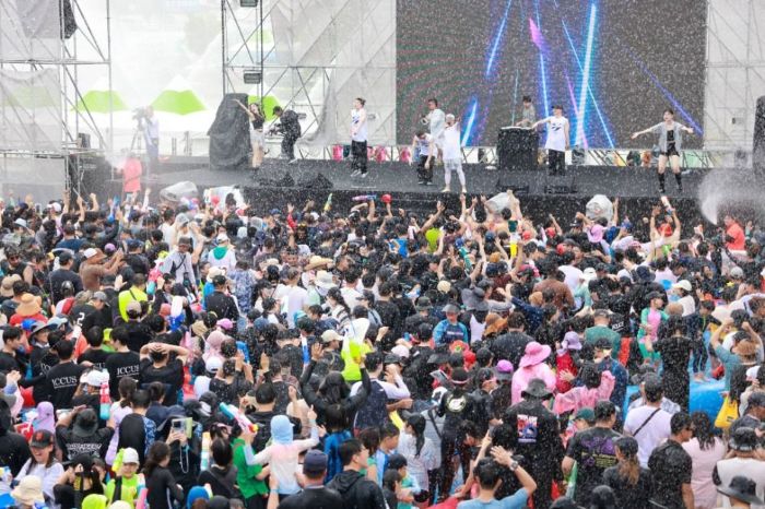 정남진 장흥 물축제 메인 무대 앞에서 수분 분사와 함께 공연을 즐기는 관객들, 여름밤을 적시는 EDM 풀파티 현장
