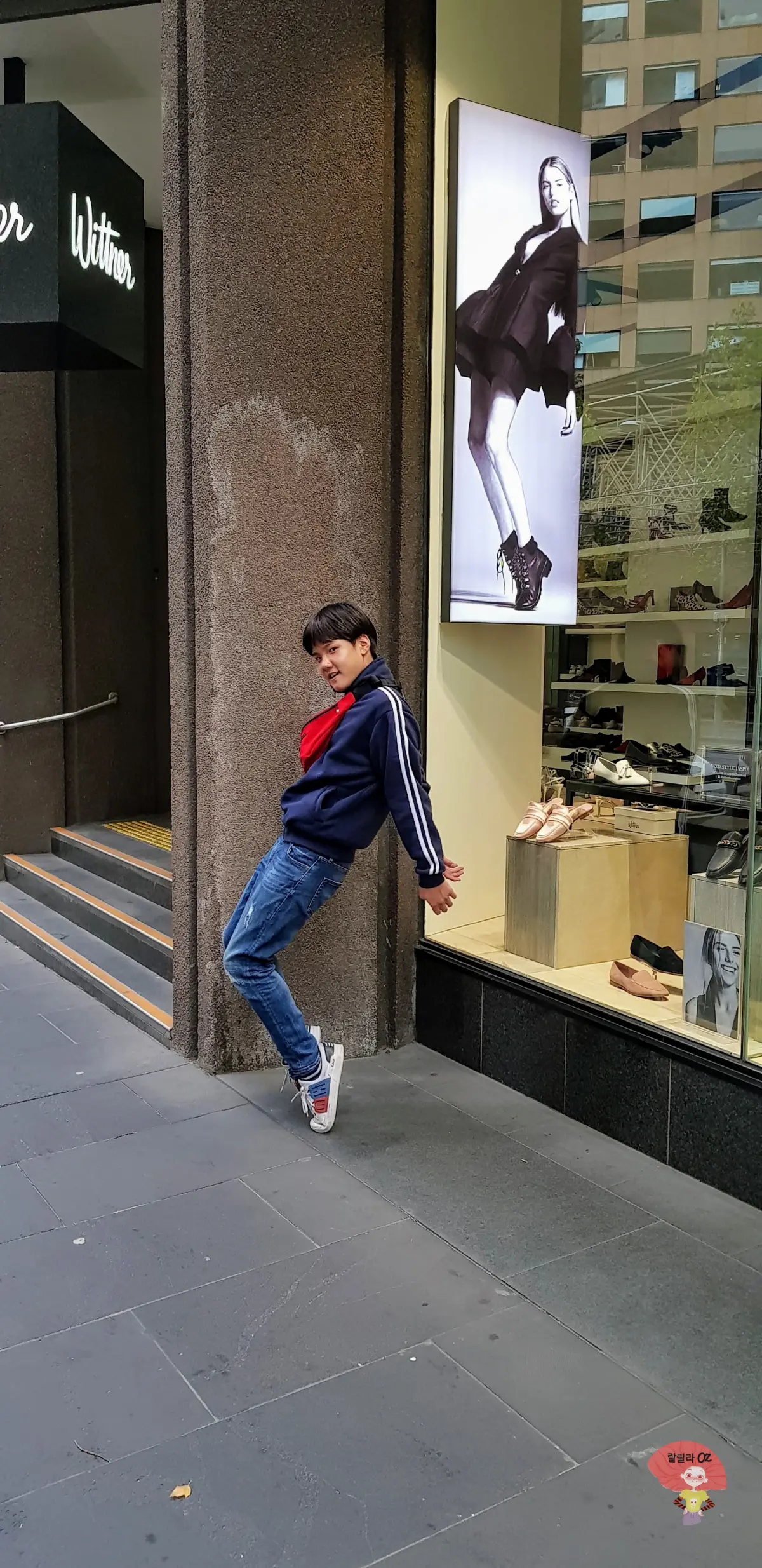 호주-멜버른-어느-거리에서-신발가게-포스터의-모델포즈를-따라하고-있는-소년의-연속동작