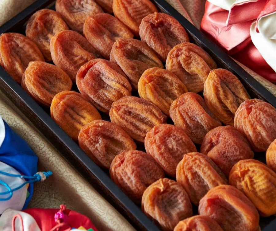 alt="포장 상자에 곱게 넣어 있는 곶감, 겨울철 간식, 당분이 매우 농축된 음식으로 혈당 관리가 필요한 사람들은 치명적일 수 있는 이미지"