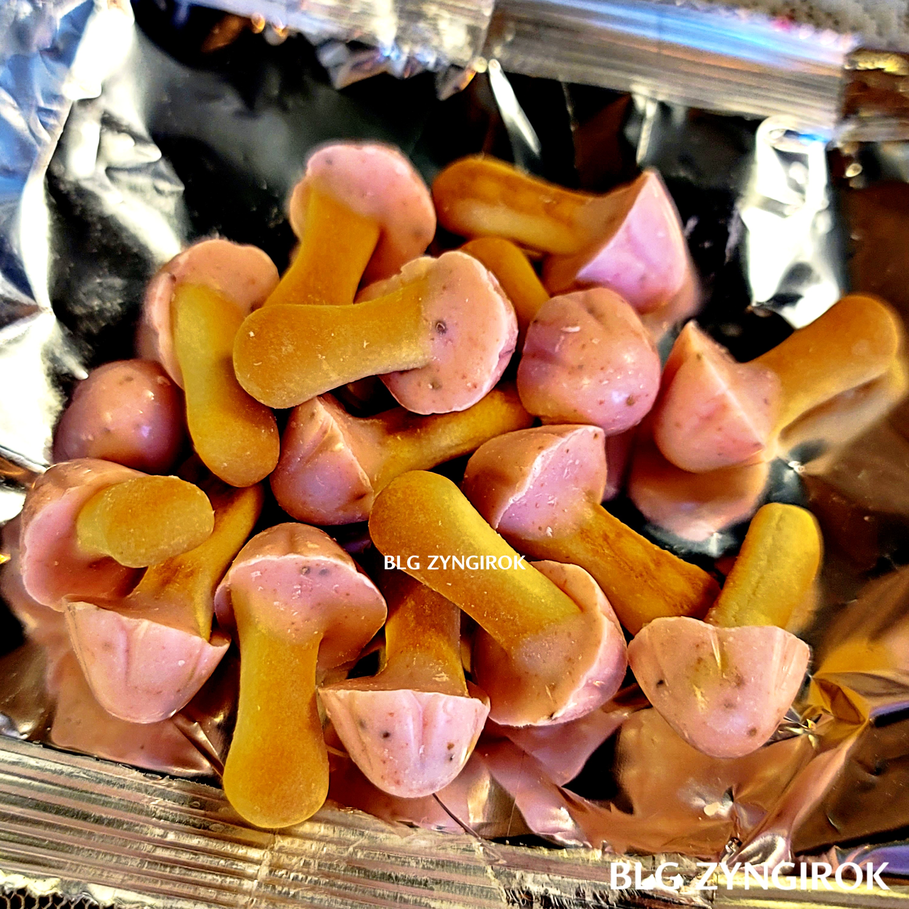 봄한정판 오리온 딸기송이가 쌓여있는 모습이다.