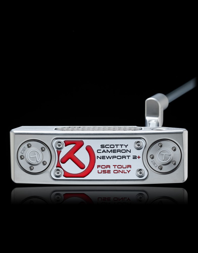 Scotty Cameron Studio Style Newport 2+ Tour 퍼터의 바닥면, 붉은 서클 T 로고와 FOR TOUR USE ONLY 문구가 강조된 고급 마감